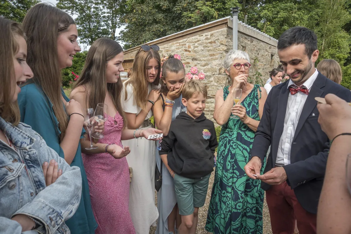 Animation magicien lors d'un mariage en Bretagne